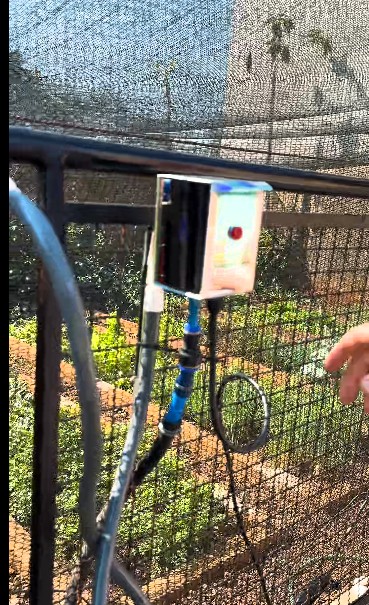 Aguatudo instalado na grade ao lado de uma horta sob sombrite